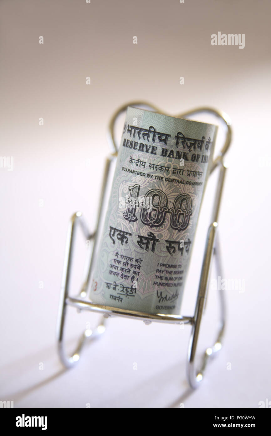 Konzept, Relaxsessel indischer Währung ein hundert Rupien auf Edelstahl Stockfoto