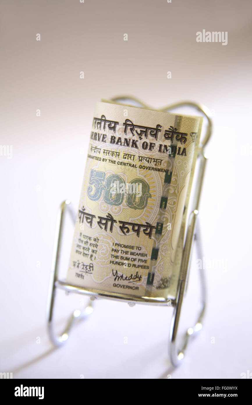 Konzept, Relaxsessel indischer Währung fünf hundert Rupien auf Edelstahl Stockfoto