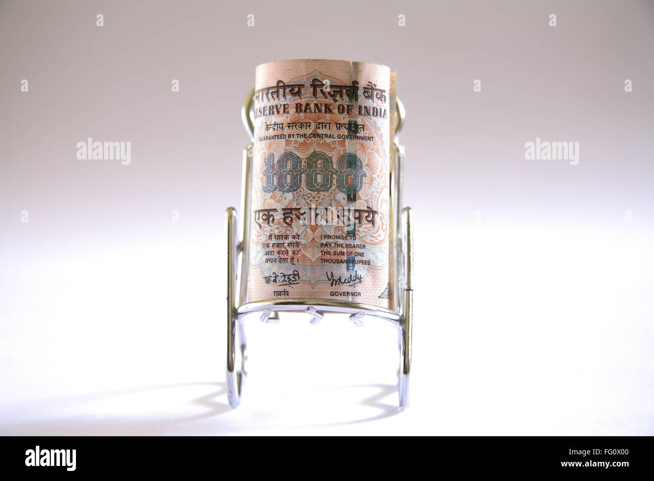 Konzept, Relaxsessel indischer Währung ein tausend Rupien auf Edelstahl Stockfoto