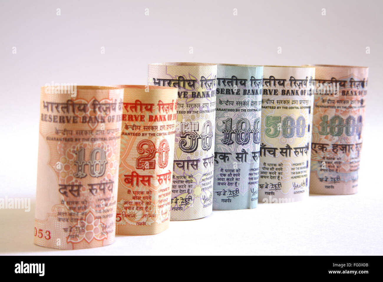 Konzept, Wachstum indischer Währung 10:20 fünfzig Rupien mit ein fünf hundert und tausend in Zeile Stockfoto