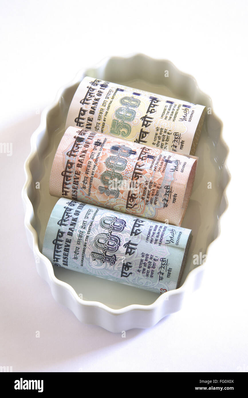 Konzept, indischer Währung hundert fünf hundert und tausend Rupien in Schüssel Stockfoto