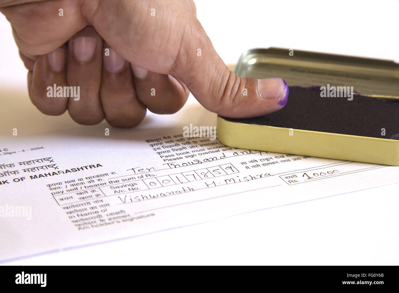 Konzept, Anpad oder Anguthachap Daumen auf Bankscheck Stockfoto