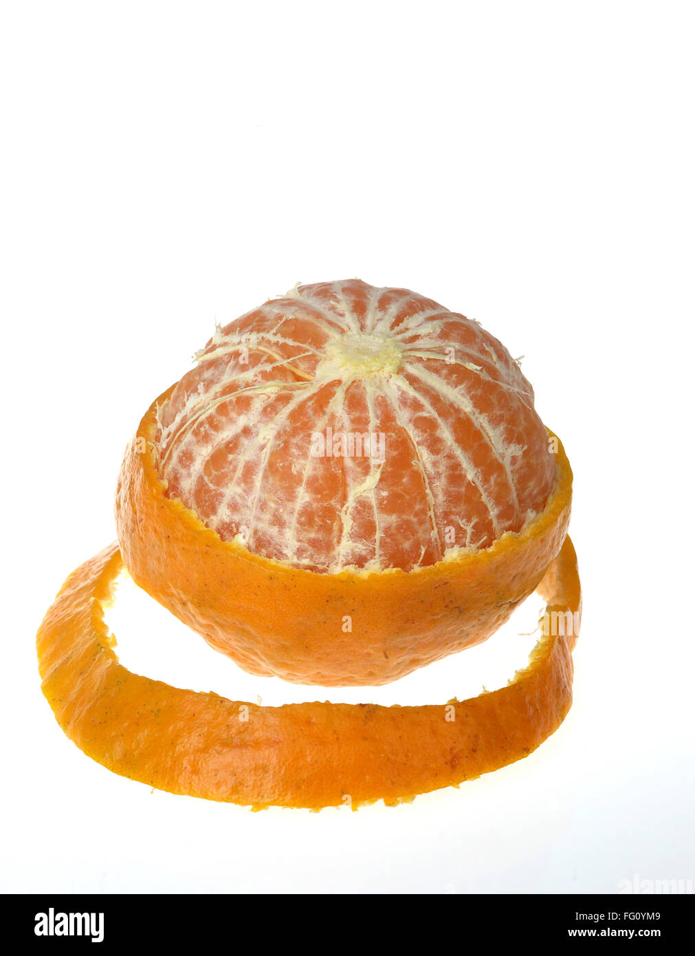 Orange Frucht eine teilweise offene auf weißem Hintergrund geschält Stockfoto