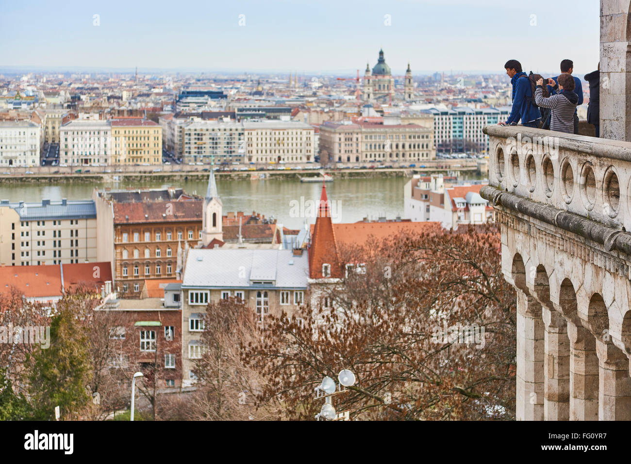 Budapest Ungarn 02 Februar Touristen Geniessen Die Aussicht Auf Balkon Zur Fischerbastei In Der Altstadt Mit Ci Stockfotografie Alamy