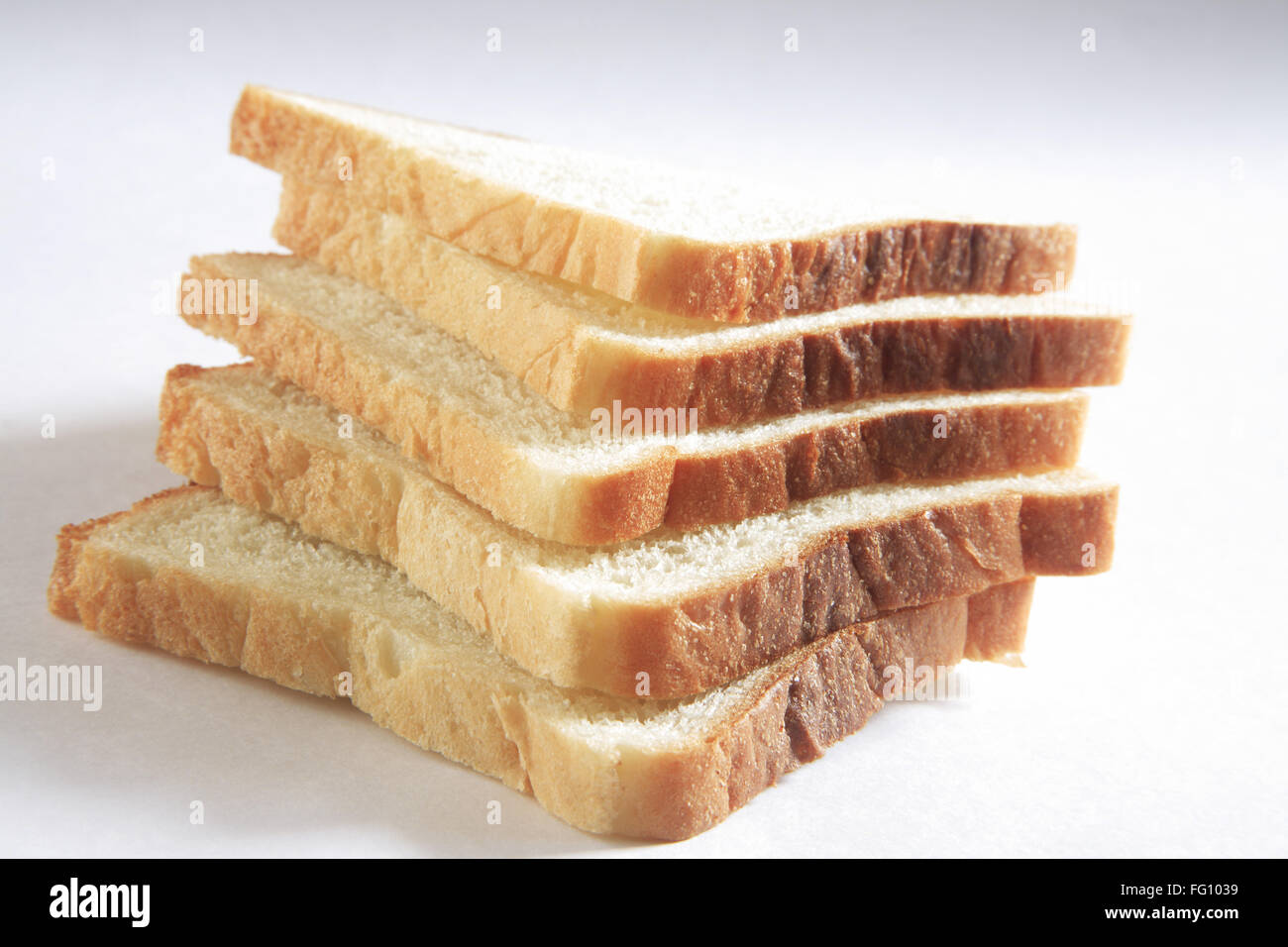 Scheiben von dabal Roti Brot Teig aus Mehl, Hefe und Milch auf weißem Hintergrund Stockfoto