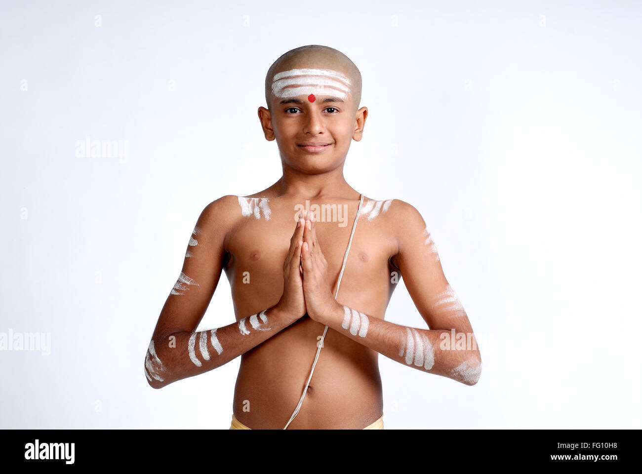 Indische hindu Glatze Junge trägt heiligen Faden roten Tilak weißen Asche Shavite Symbol tun Namaskar Indien HERR#719 Stockfoto