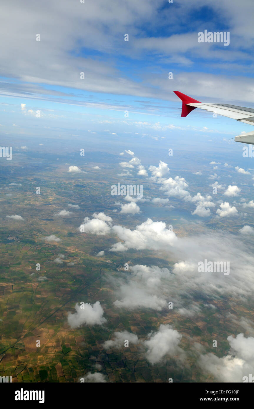 Luftbild von Wolken und Flügel des Flugzeugs Stockfoto