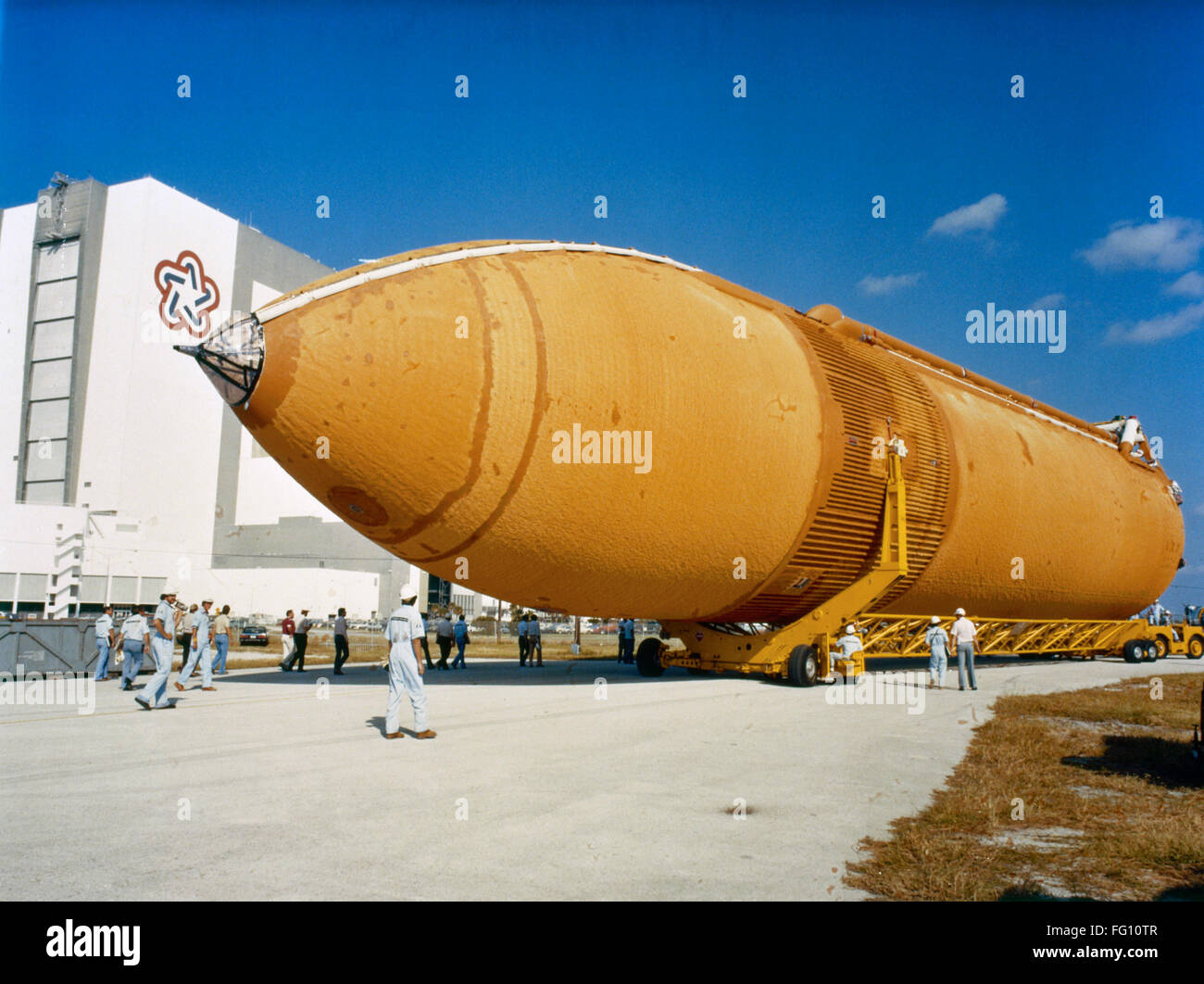 SPACE SHUTTLE: KRAFTSTOFFTANK. NUM Space Shuttle external Fuel Tanks Ankunft am Kennedy Space Center in Florida. Fotografie, c1998. Stockfoto