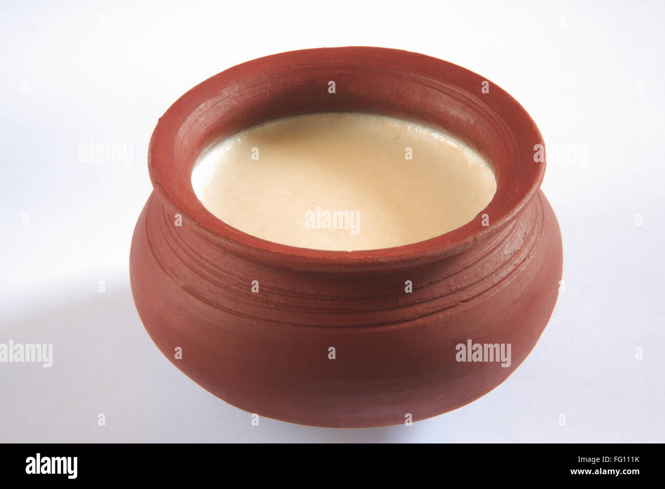 Indische süß, Mishti Doi Quark serviert in irdenen Topf auf weißem Hintergrund Stockfoto