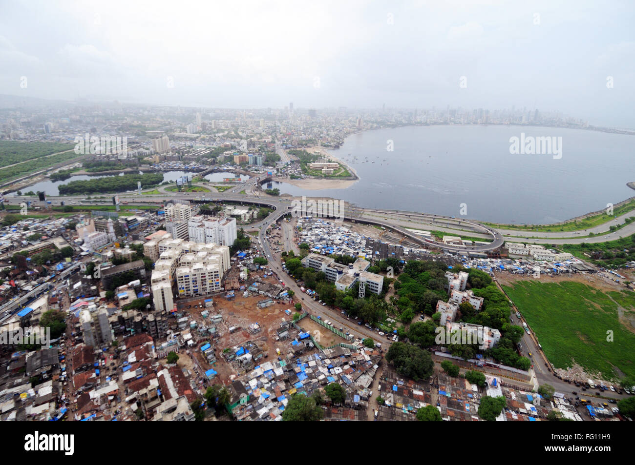 Luftaufnahme von Bandra Mahim Creek mit Bombay Mumbai Skyline; Maharashtra; Indien Stockfoto