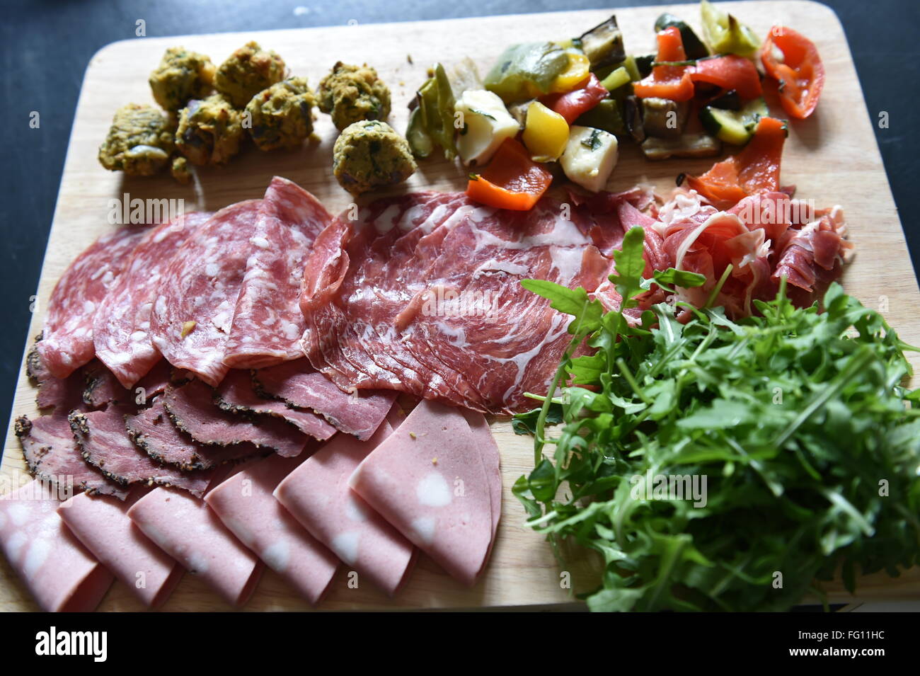 große Platte mit Deli Essen - Schinken, Chorizo, Falafel, Salat auf ein Hochzeitsmahl. Stockfoto