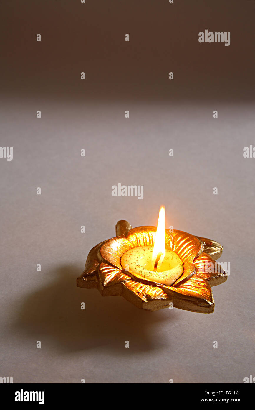 Indische Festival Dipawali oder Diwali feiern Diya Ton Öllampe auf weißem Hintergrund, Bombay Mumbai, Maharashtra, Indien Stockfoto