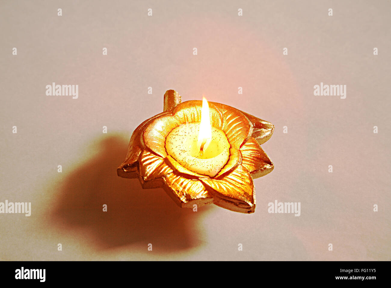 Indische Festival Dipawali oder Diwali feiern Diya Ton Öllampe auf weißem Hintergrund, Bombay Mumbai, Maharashtra, Indien Stockfoto