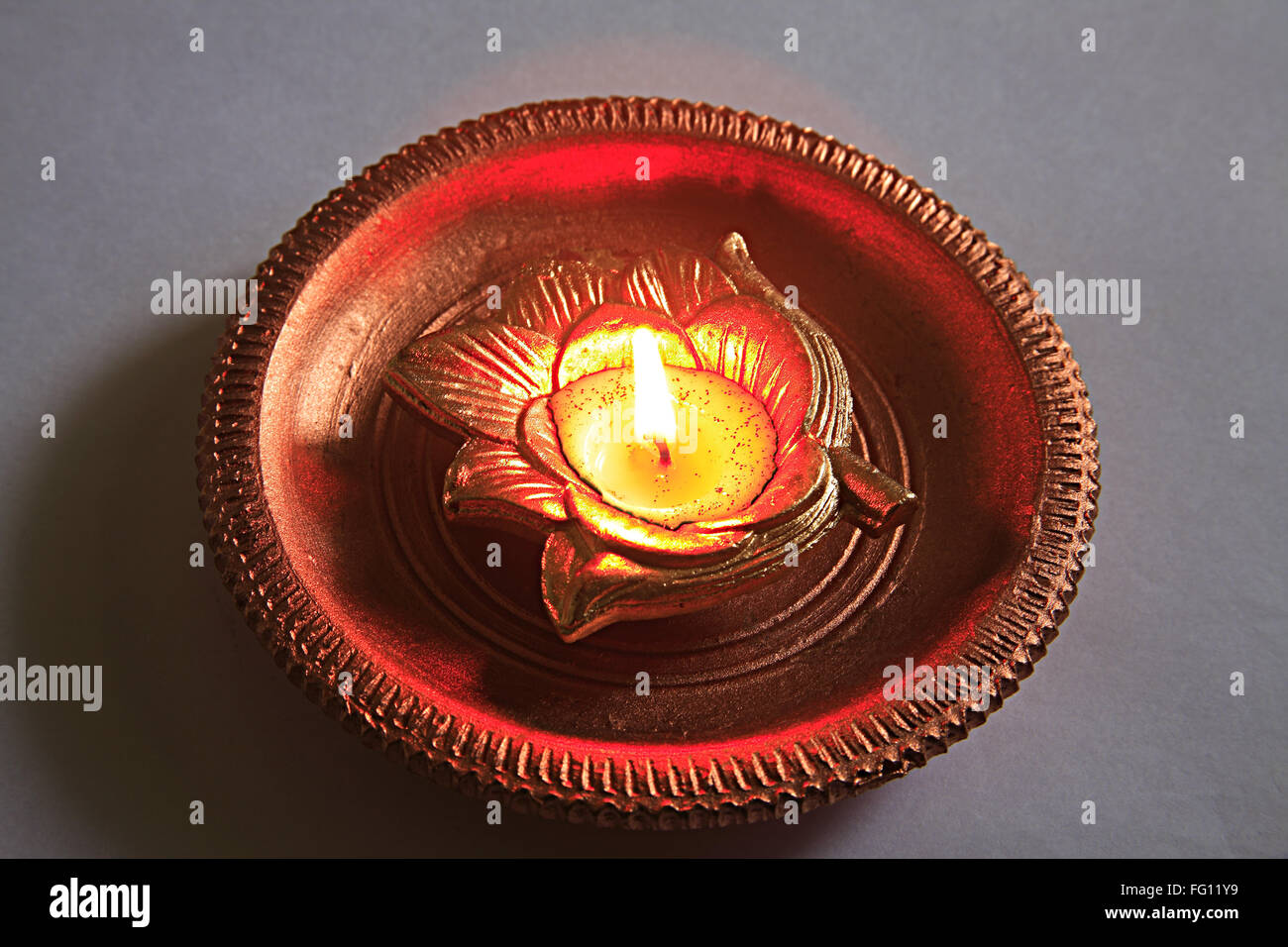 Indische Festival Dipawali oder Diwali feiern Diya Ton Öllampe auf grauem Hintergrund, Bombay Mumbai, Maharashtra, Indien Stockfoto