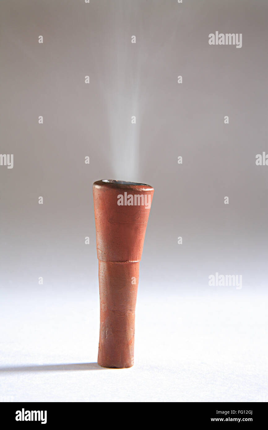 Konzept, enthält Ton Cilam, Feuer und Tabak zum Rauchen Ausrüstung auf weißem Hintergrund Stockfoto