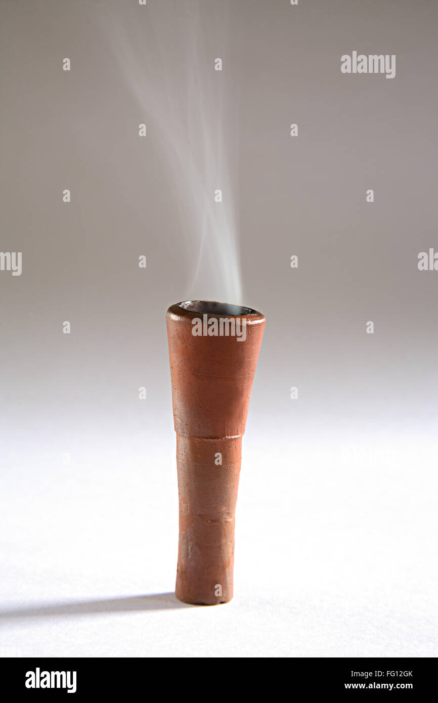 Konzept, enthält Ton Cilam, Feuer und Tabak zum Rauchen Ausrüstung auf weißem Hintergrund Stockfoto