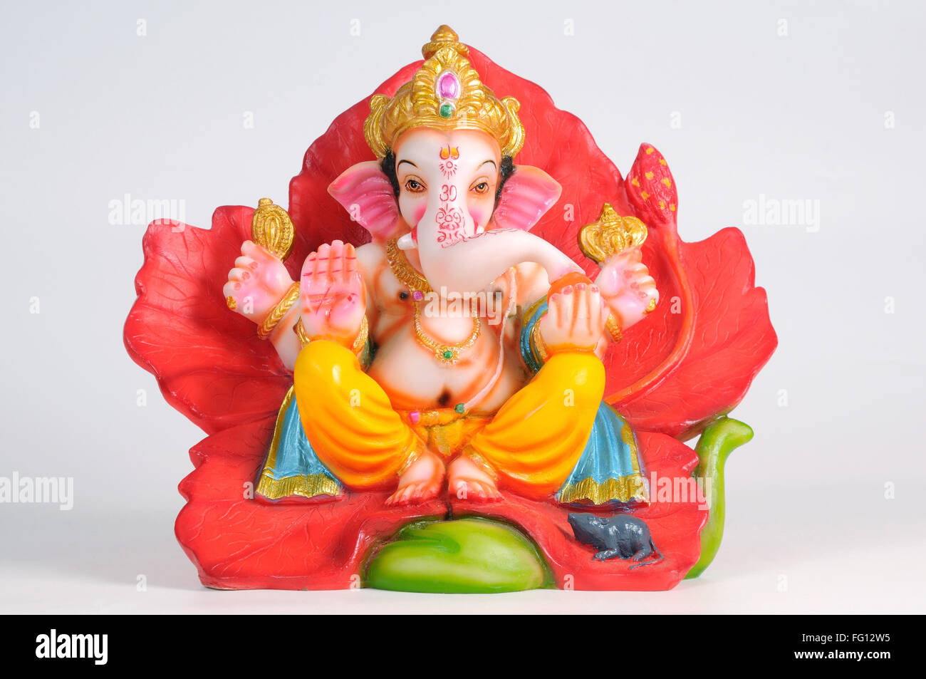 Statue von Lord Ganesh auf Hibiskusblüte sitzen; Indien Stockfoto