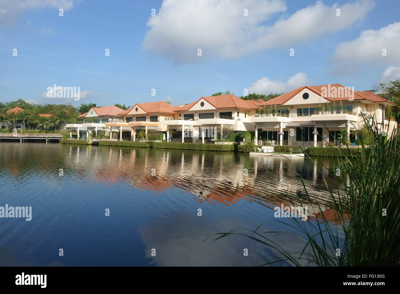 Ein Wohnhäuser rund um einen See Soi Nichida Thani in Pakkret, nördlichen Bangkok Vororte Stockfoto Ein Wohnhäuser rund um einen See Soi Nichida Thani in Pakkret, nördlichen Bangkok Vororte Stockfoto