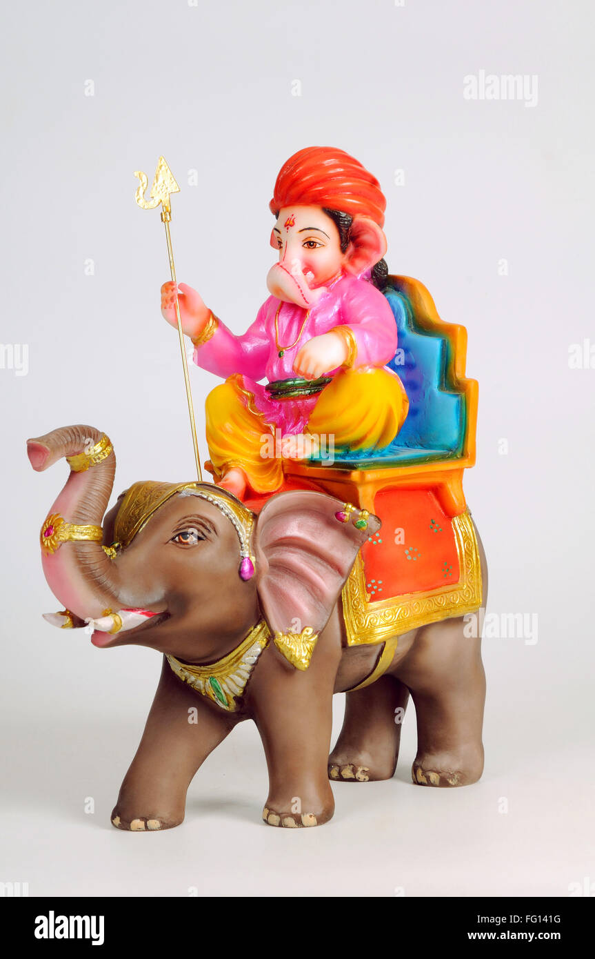 Statue von Lord Ganesh auf Elefanten sitzend; Indien Stockfoto