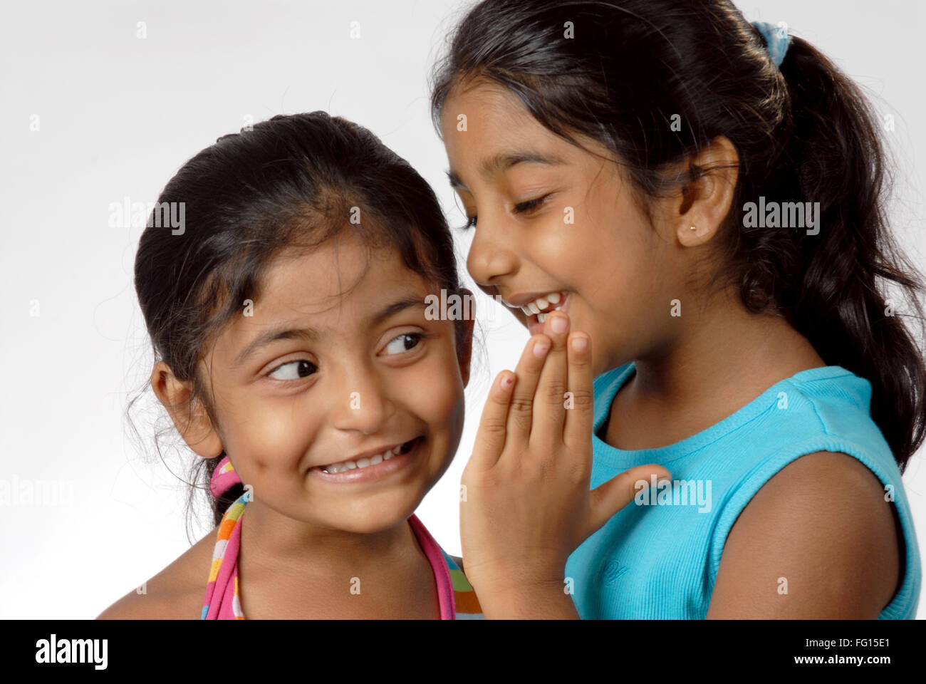Südasiatische indischen zwei Mädchen teilen Geheimnis ins Ohr Herr #364 Stockfoto