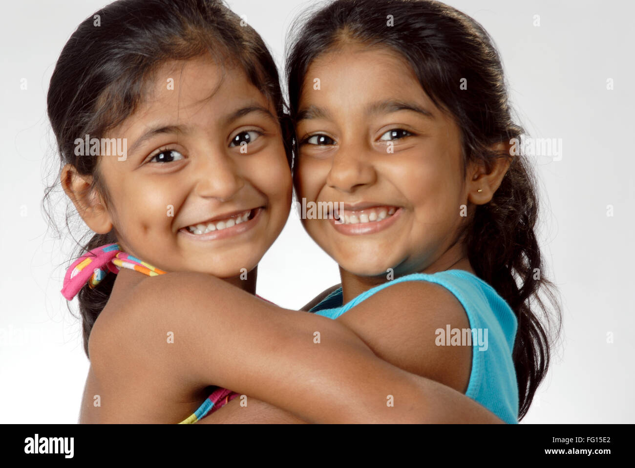 South Indian zwei Asiatinnen umarmten einander und lächelnde Herr #364 Stockfoto