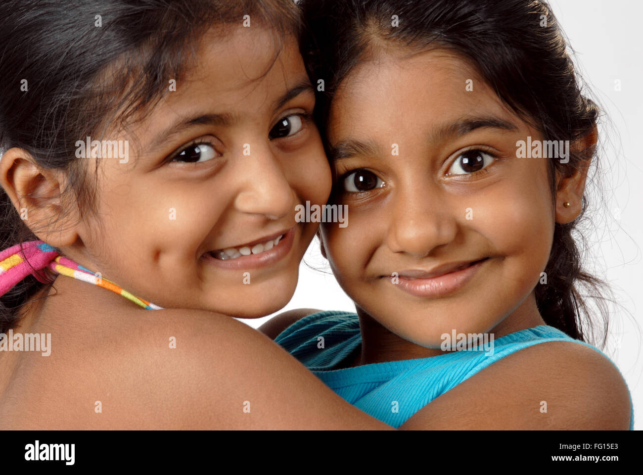 South Indian zwei Asiatinnen umarmten einander und Lachen Herr #364 Stockfoto