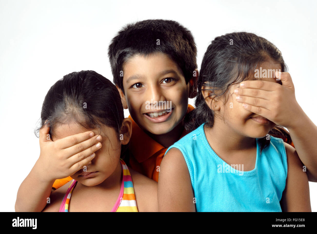 Gruppe von South Asian indischen Mädchen mit jungen spielen Versteckspiel Herr #364 Stockfoto