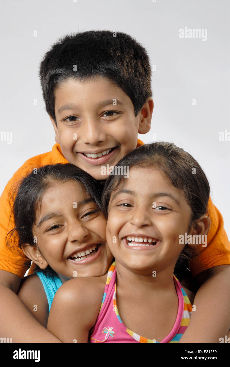 Gruppe der südasiatischen indische Mädchen mit jungen lächelnd zusammen Herr #364 Stockfoto