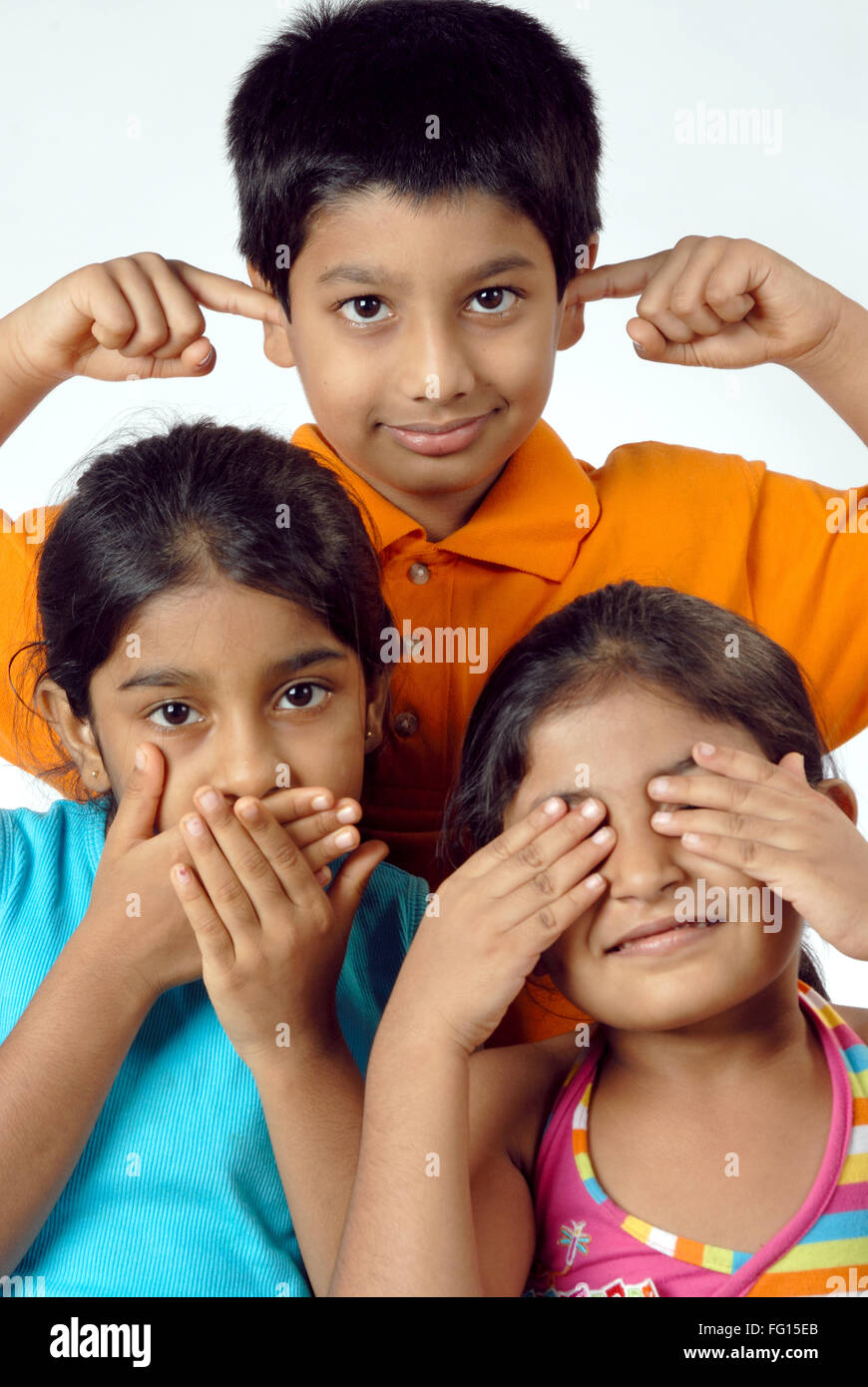 -Konzept; Südasiatische indische Mädchen mit jungen Bura Mat Dekho Bura Mat Suno Bura Mat Bolo Herr #364 Stockfoto