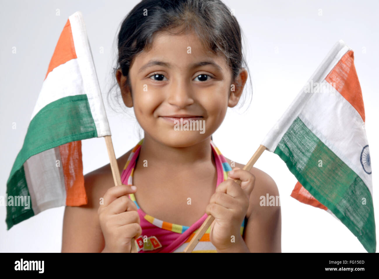 Südasiatische Inderin hielt zwei Fahnen von Indien Herr #682N Stockfoto