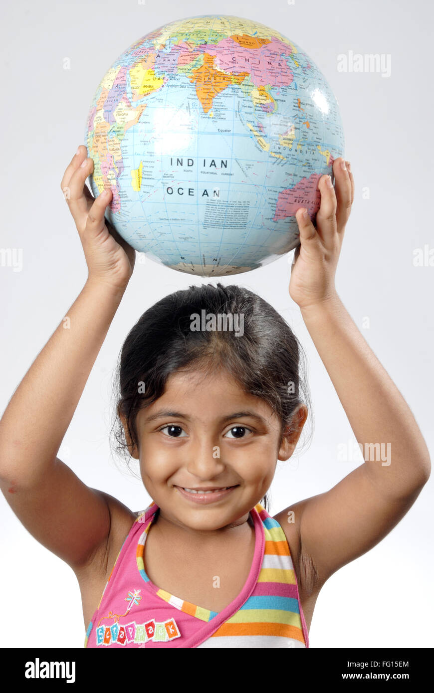 Südasiatische Inderin Globus über Kopf halten und lächelnde Herr #682N Stockfoto
