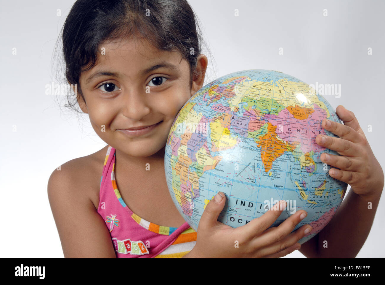 Südasiatische Inderin halten Globus auf die Schulter und lächelnde Herr #364 Stockfoto
