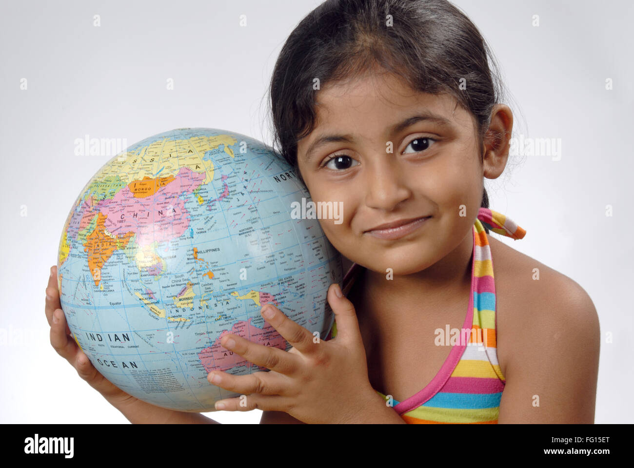 Südasiatische Inderin Globus auf die Schulter rechts halten und lächelnde Herr #364 Stockfoto