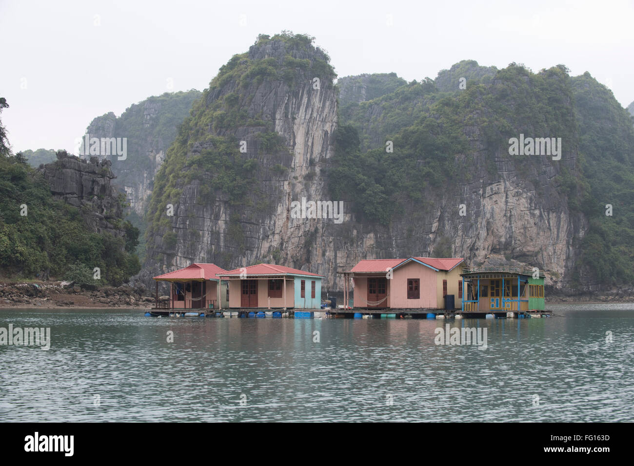 Schwimmende Häuser in einem Fischer- und Perle Dorf in Halong-Bucht im Norden Vietnams Stockfoto
