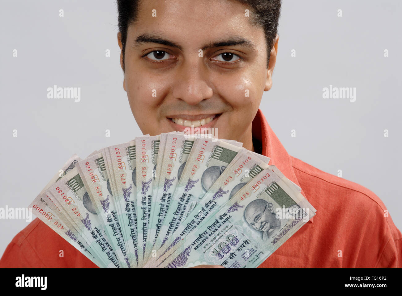 South Asian indischen Mann, Flash-hundert Rupien Noten und zeigt Herr #628 Stockfoto