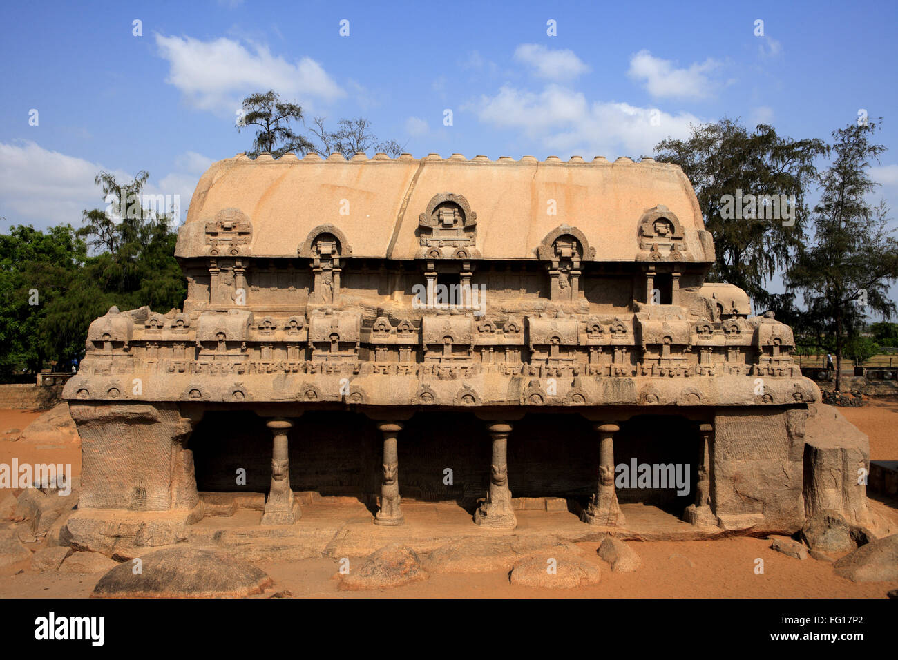 Bhima Ratha und Pancha Rathas geschnitzt Monolith Carving Felsentempel, Mahabalipuram, Bezirk Chengalpattu, Tamil Nadu Stockfoto