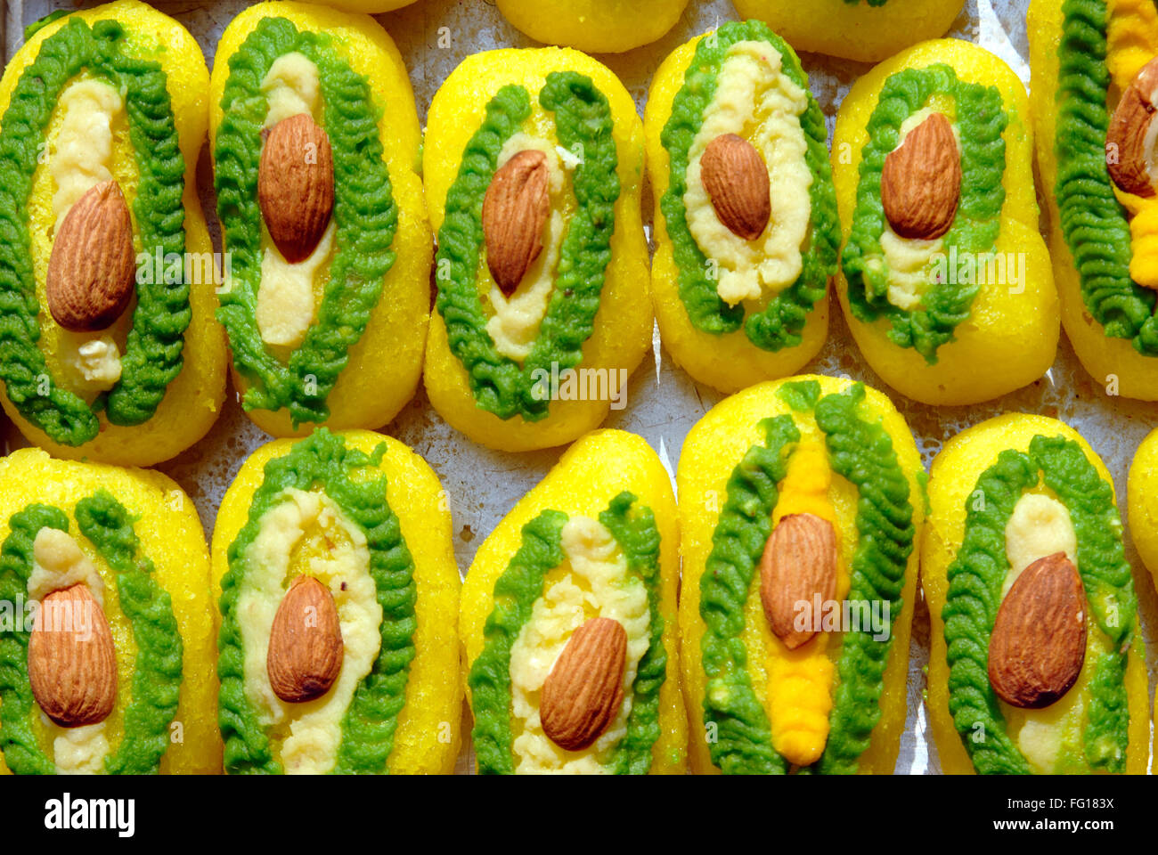 Süßspeise, Bengal süße Cham Cham Multi Farbkreis von Mava und Malai gemacht Stockfoto