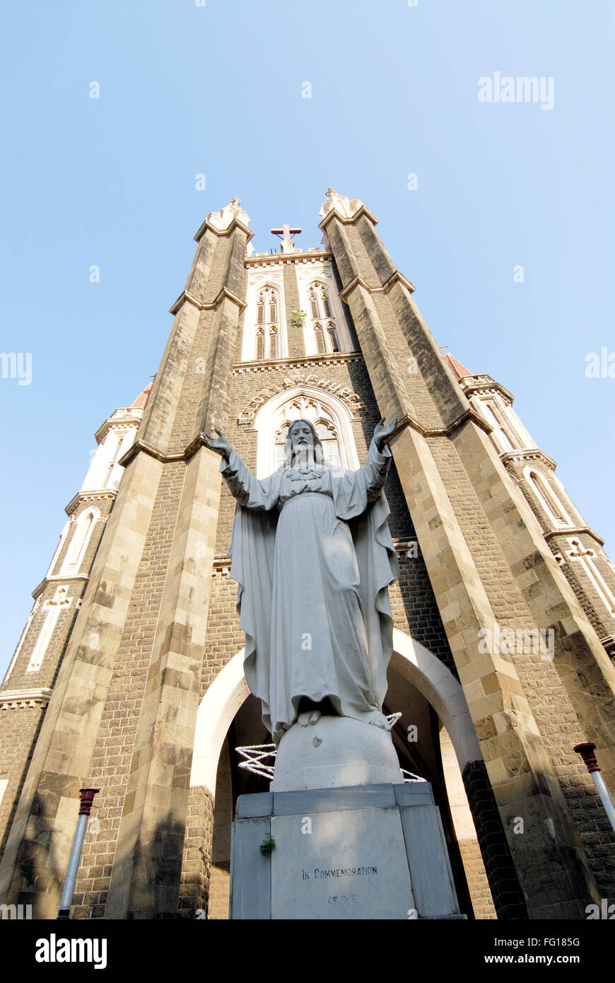 Gloria-Dom-Stiftung 1795 mit Statue von Jesus, Indien, Bombay Mumbai, Maharashtra, Indien Stockfoto