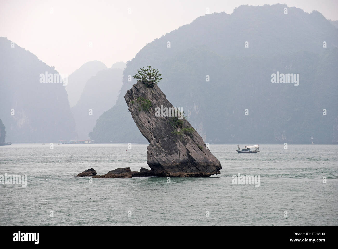 Eine kleine Kalkstein Karst, hatte die Reste einer viel größeren nach der Insel in der Halong Bay erodiert. Stockfoto