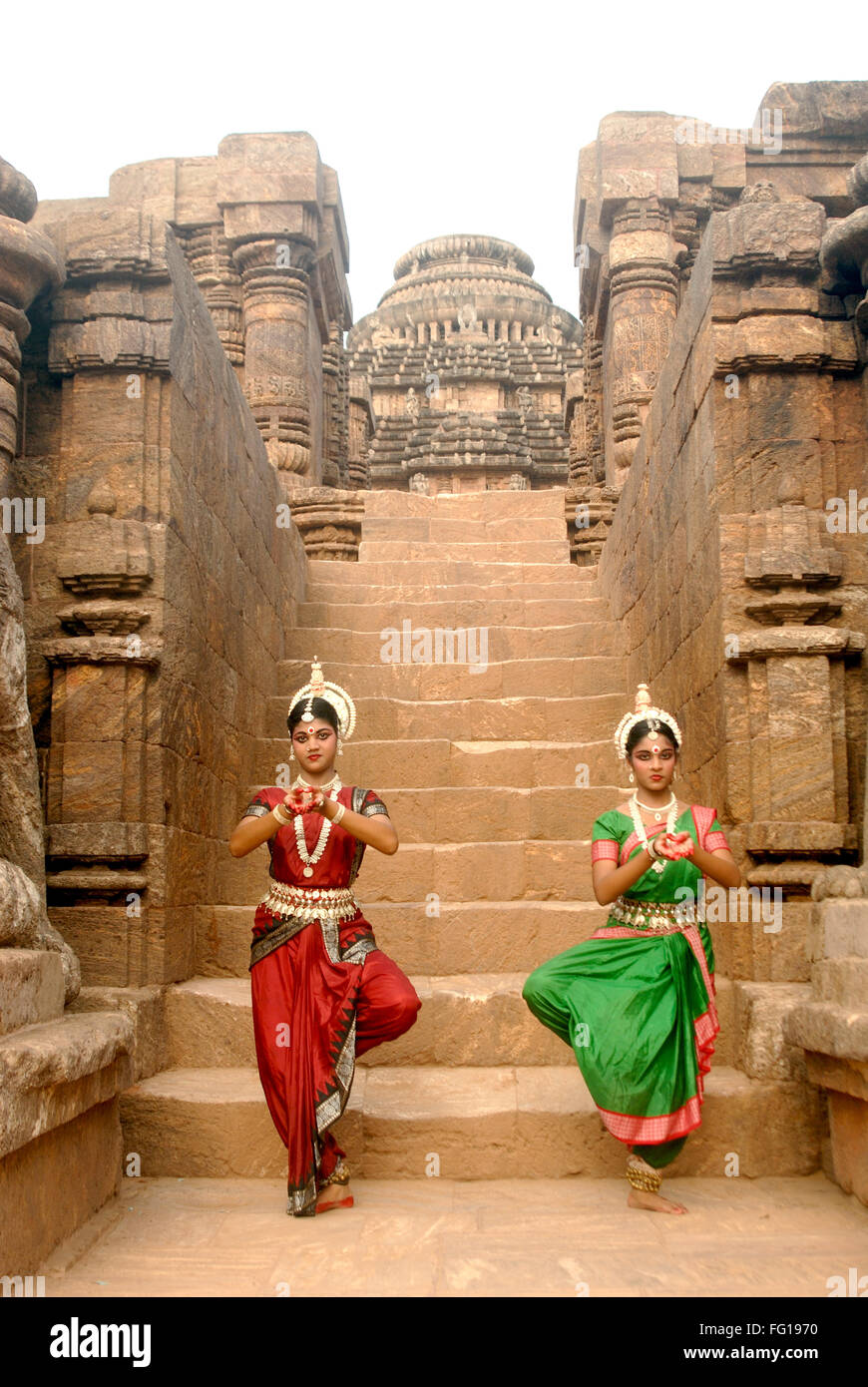 Tänzerinnen klassischen traditionellen Odissi Tanz vor Konarak Sonne Tempel, Konarak, Orissa, Indien Herr # 736 D, 736 C Stockfoto