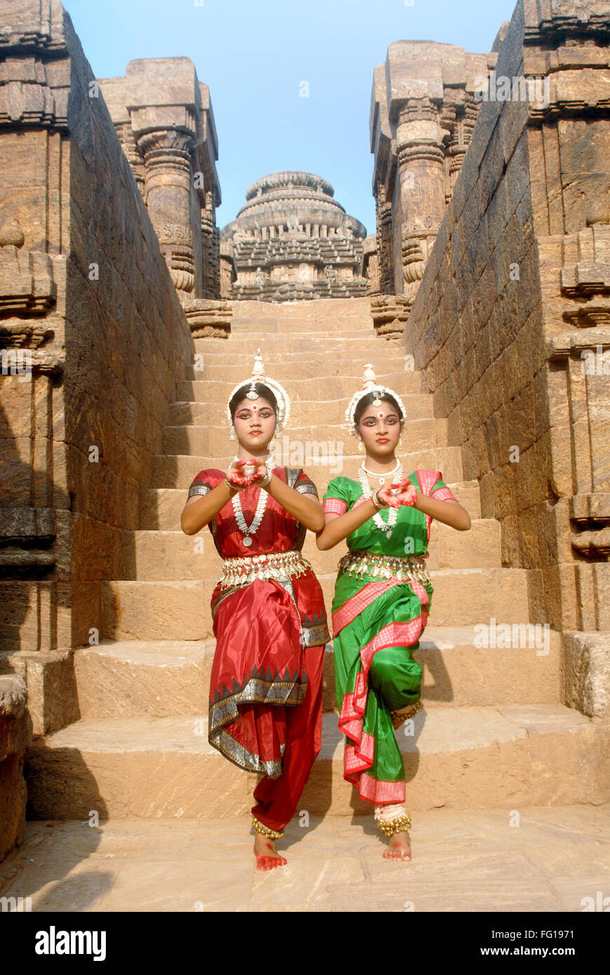 Tänzerinnen klassischen traditionellen Odissi Tanz vor Konarak Sonne Tempel, Konarak, Orissa, Indien Herr # 736 D, 736 C Stockfoto