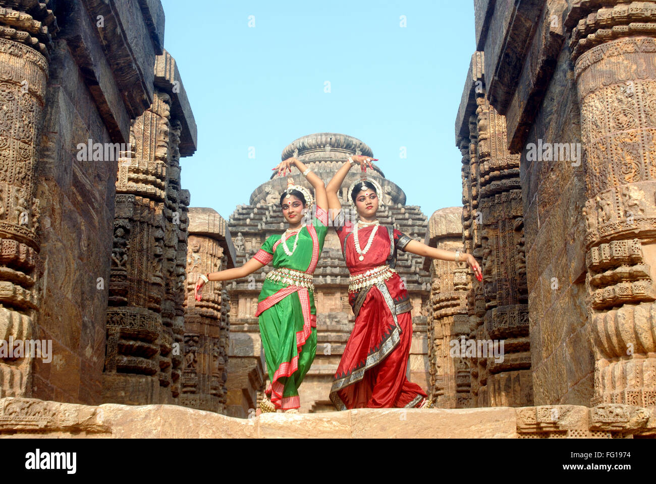 Tänzerinnen klassischen traditionellen Odissi Tanz vor Konarak Sonne Tempel, Konarak, Orissa, Indien Herr # 736 D, 736 C Stockfoto