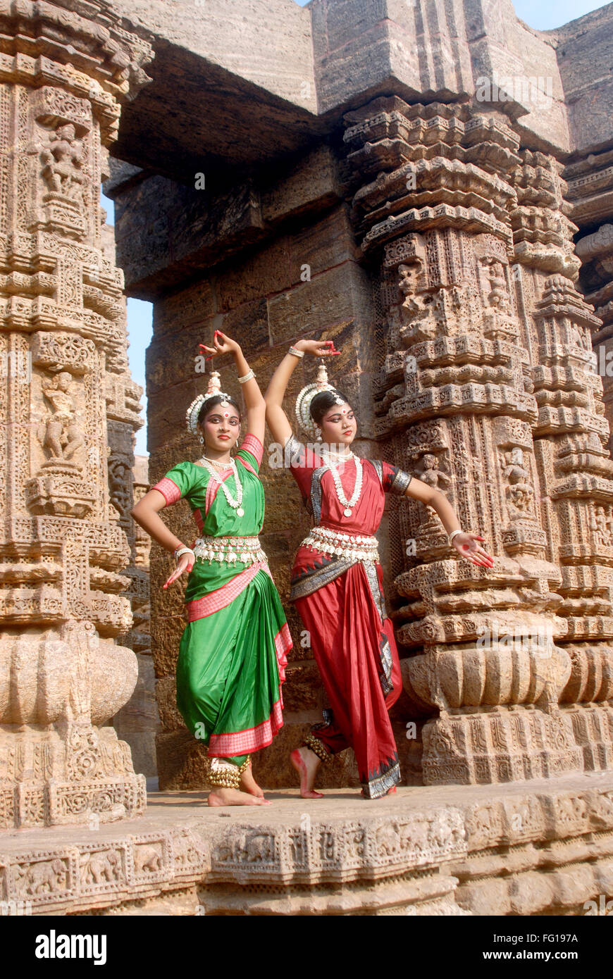 Tänzerinnen klassischen traditionellen Odissi Tanz an Konarak Sonne Tempel, Konarak, Orissa, Indien Herr # 736D, 736C Stockfoto