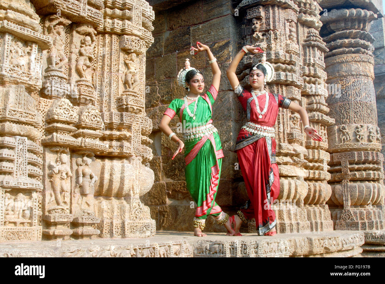 Tänzerinnen klassischen traditionellen Odissi Tanz an Konarak Sonne Tempel, Konarak, Orissa, Indien Herr # 736D, 736C Stockfoto
