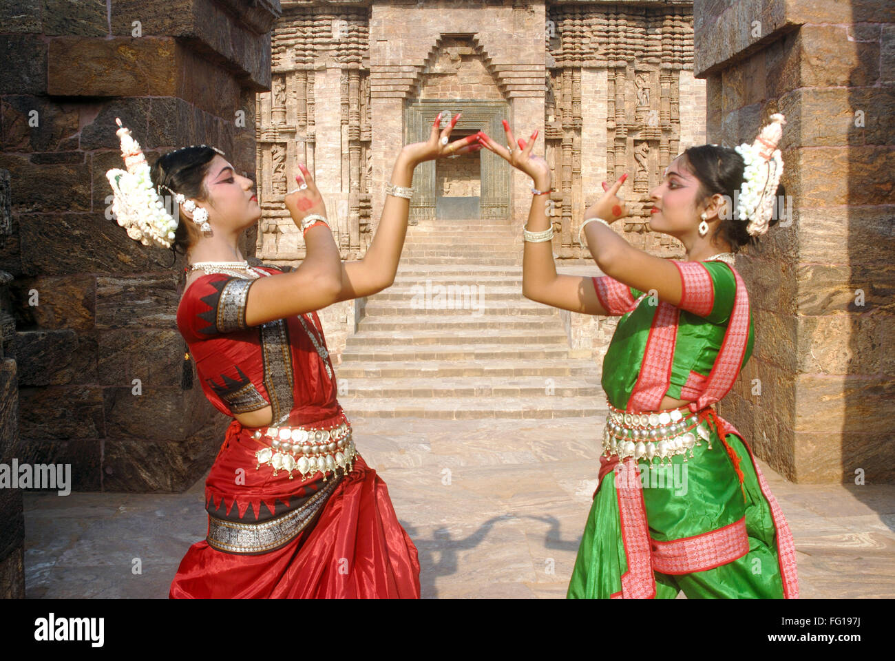 Tänzerinnen klassischen traditionellen Odissi Tanz vor Sonne-Bügel, Konarak, Orissa, Indien Herr # 736 C, 736 D Stockfoto