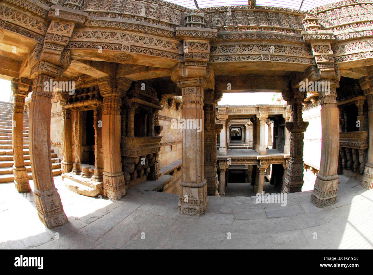 Archäologische und historische Multi Lagerung unterirdische Kanalisation Steigbügel gut Adalaj Vaw Bu, Gujarat, Indien Stockfoto