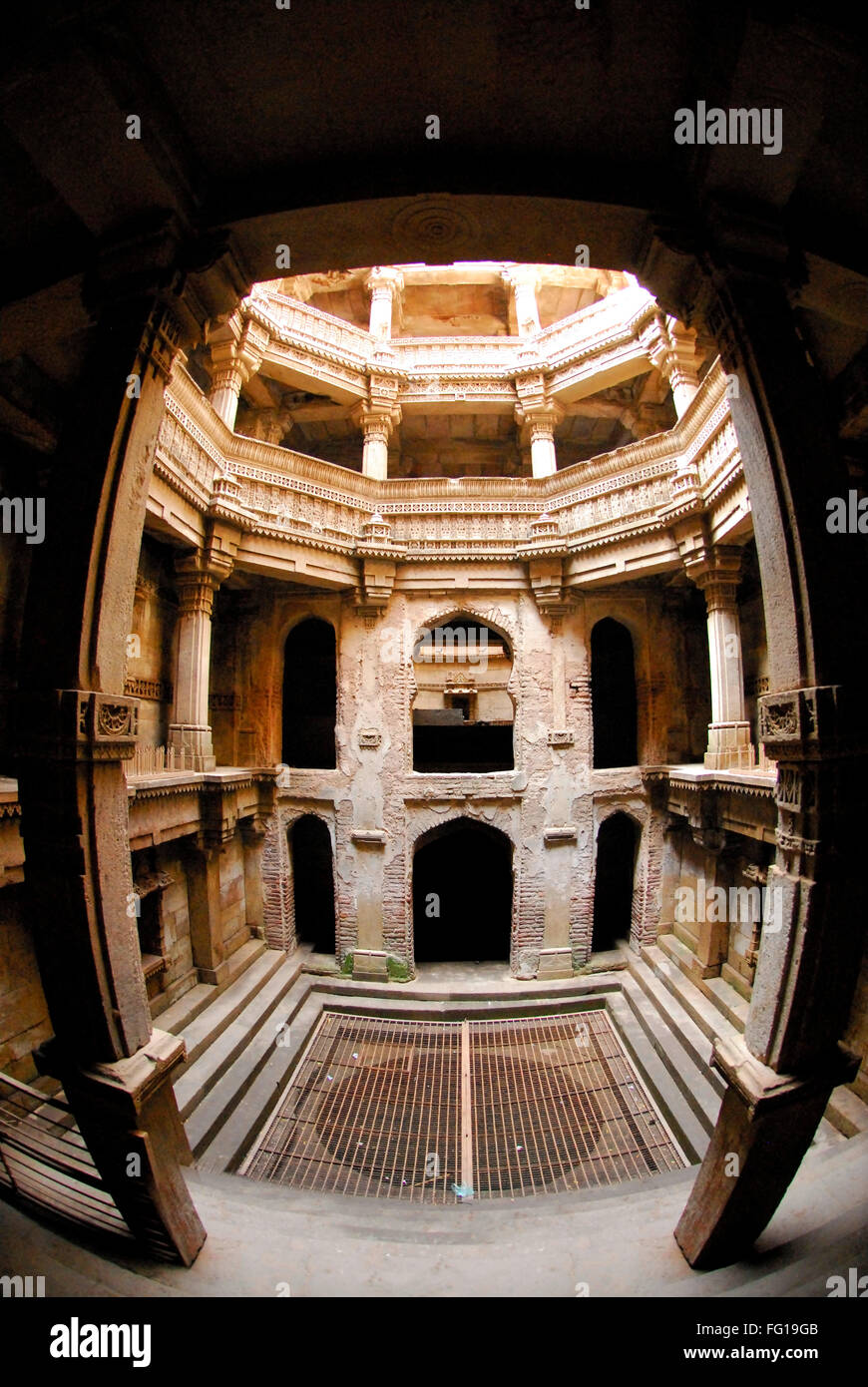 Archäologische und historische Multi Lagerung unterirdische Kanalisation Steigbügel gut Adalaj Vaw Bu, Gujarat, Indien Stockfoto