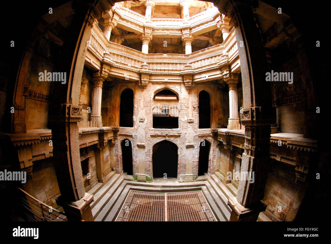 Archäologische und historische Multi Lagerung unterirdische Kanalisation Steigbügel gut Adalaj Vaw Bu, Gujarat, Indien Stockfoto