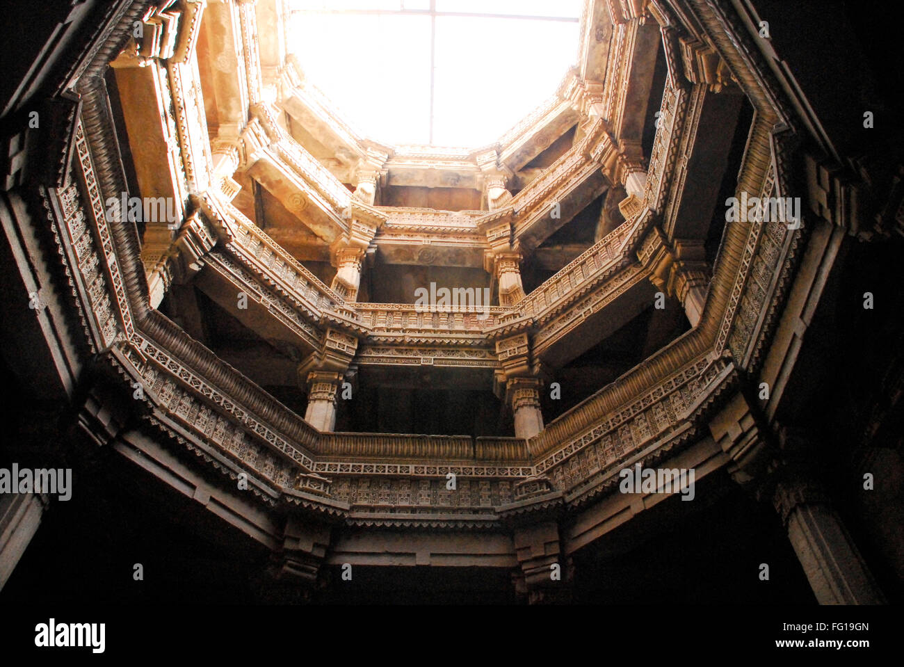 Archäologische und historische Multi Lagerung unterirdische Kanalisation Steigbügel gut Adalaj Vaw Bu, Gujarat, Indien Stockfoto