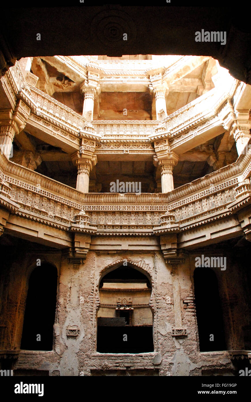 Archäologische und historische Multi Lagerung unterirdische Kanalisation Steigbügel gut Adalaj Vaw Bu, Gujarat, Indien Stockfoto